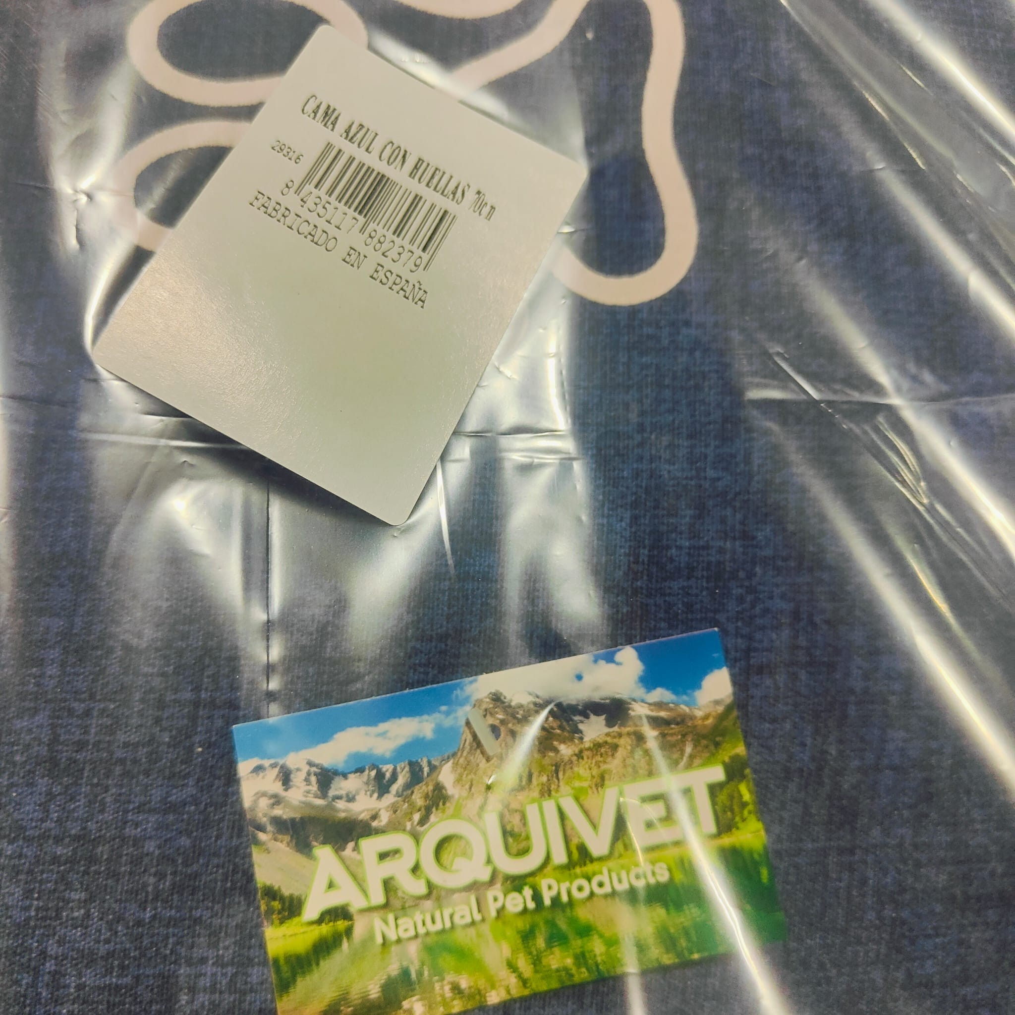 Cama cuadrada azul con huellas y ribete - Imagen 3